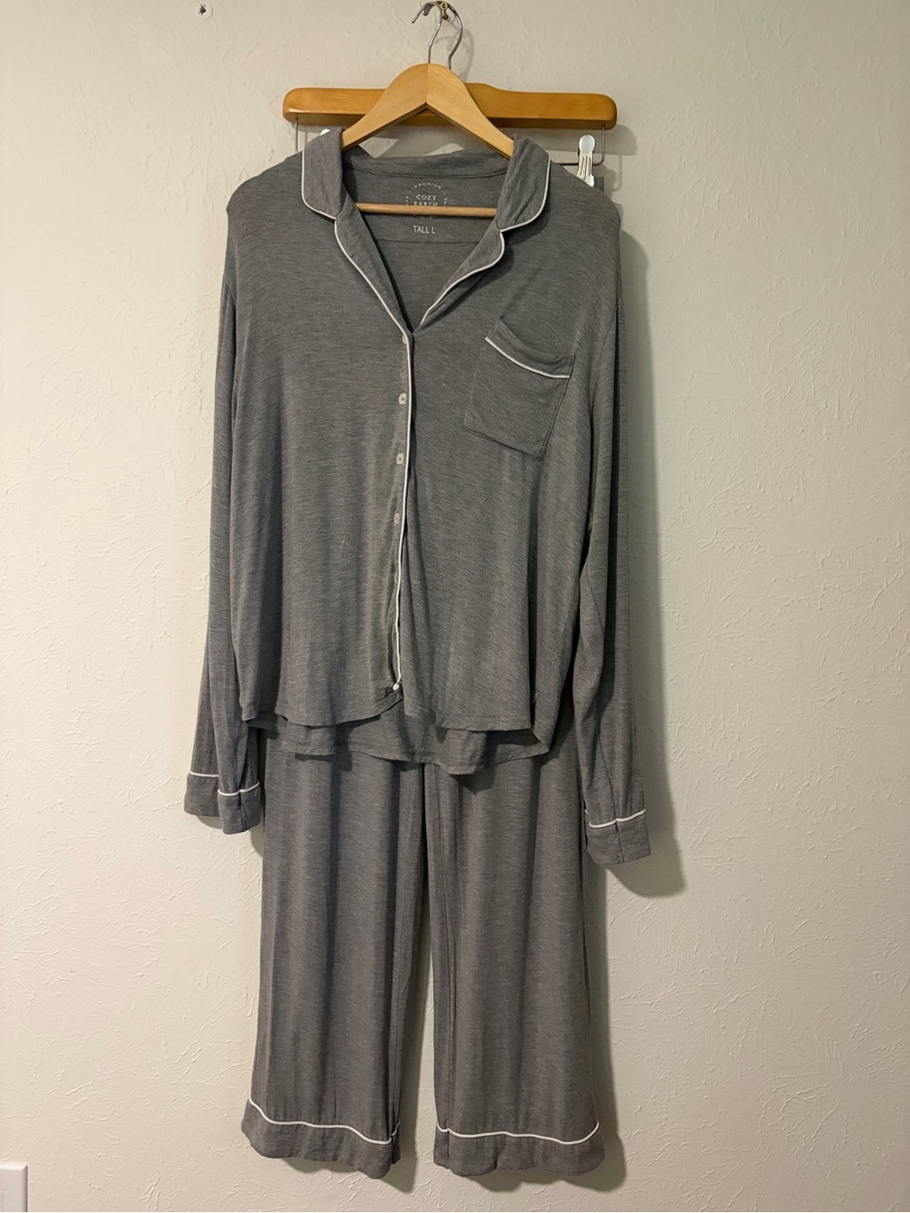 Cozy Earth Women's Gray Pajama Set with White Piping Size Tall Large
